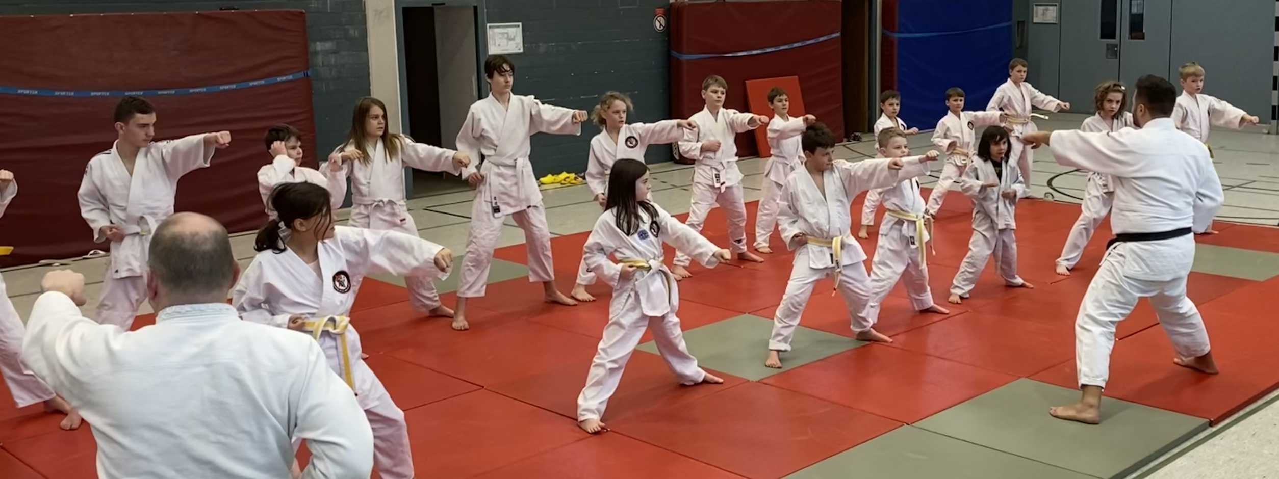 Foto: Kinder führen Jiu-Schlagtechniken aus.